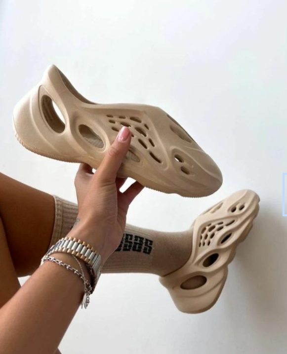 YEEZY FOAM RUNNER SNEAKER ONE COLOR!!!