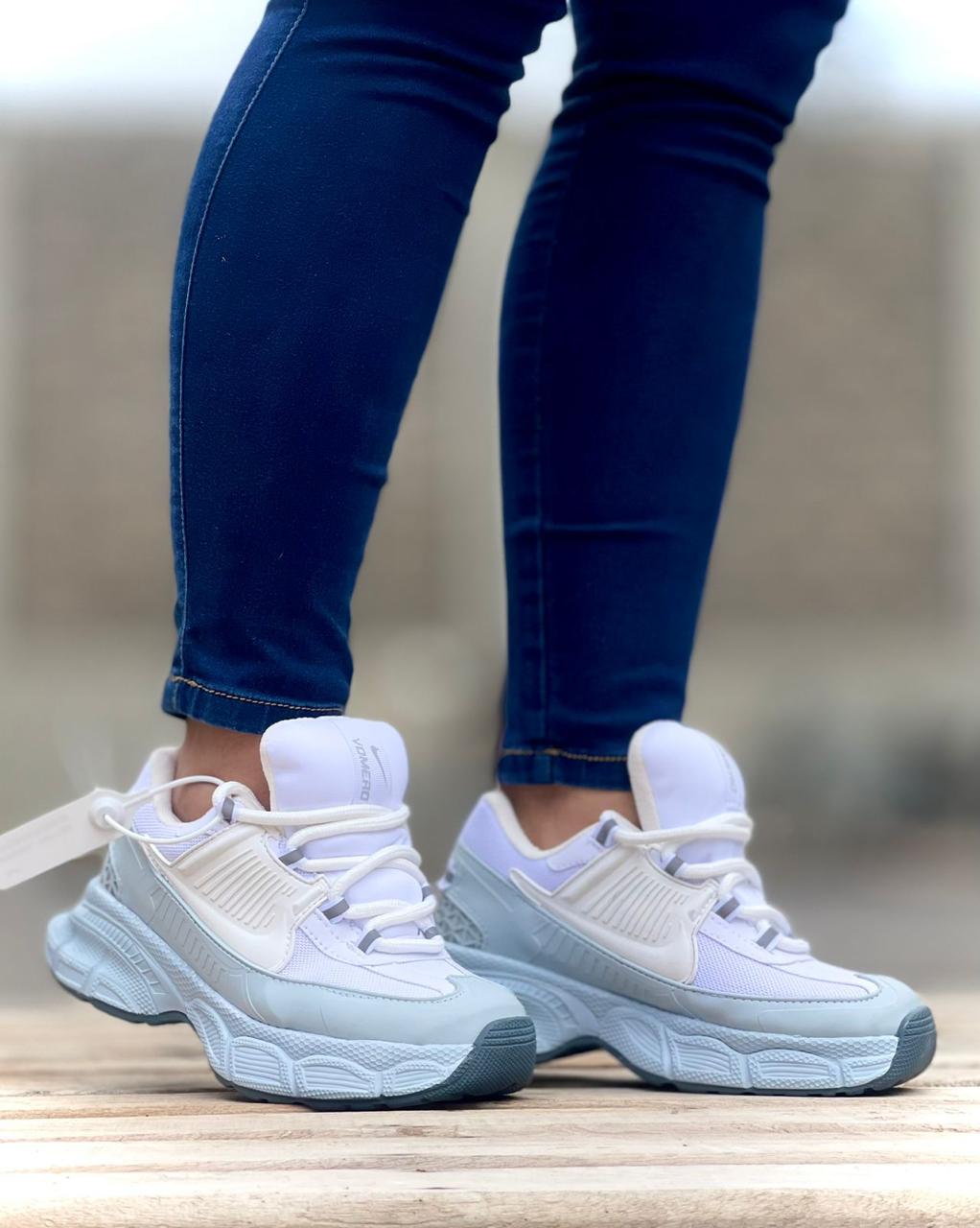 Tenis Nike® —Vomero 5 II!