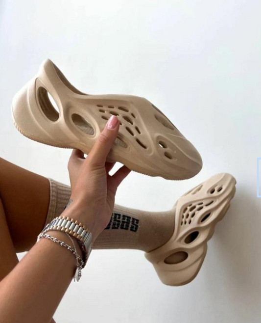 YEEZY FOAM RUNNER SNEAKER ONE COLOR!!!