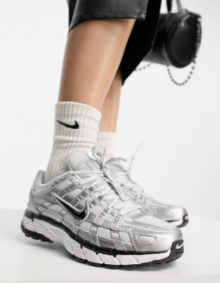 🌟¡Atrévete a brillar con Nike plateados!💫
💥Tu look + Nike plateados = combinación imparable💥