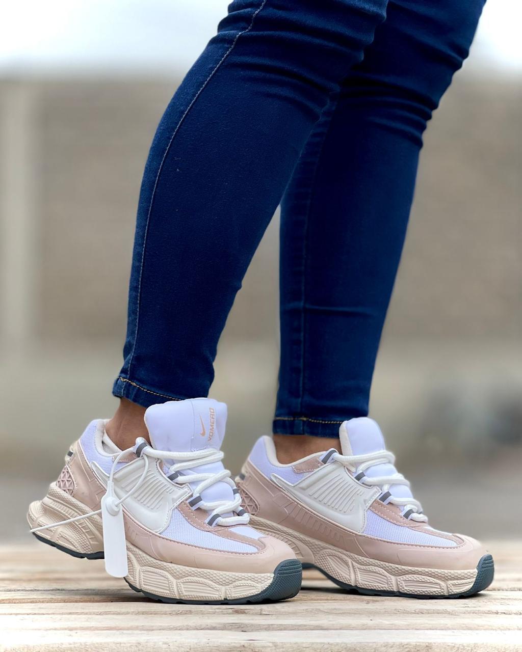 Tenis Nike® —Vomero 5 II!